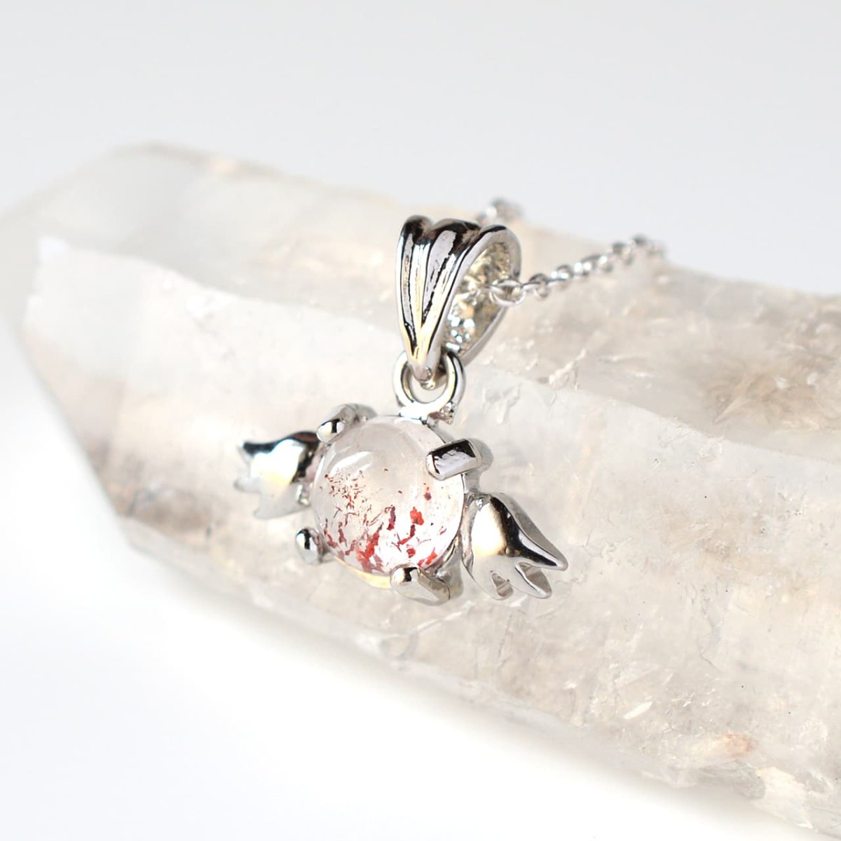 画像2: レピドクロサイトインクォーツ(ファイヤークォーツ、ハーレクインクォーツ) - 天使型、約1g、シルバー925あずきチェーン45cm【ケース付】 (2)