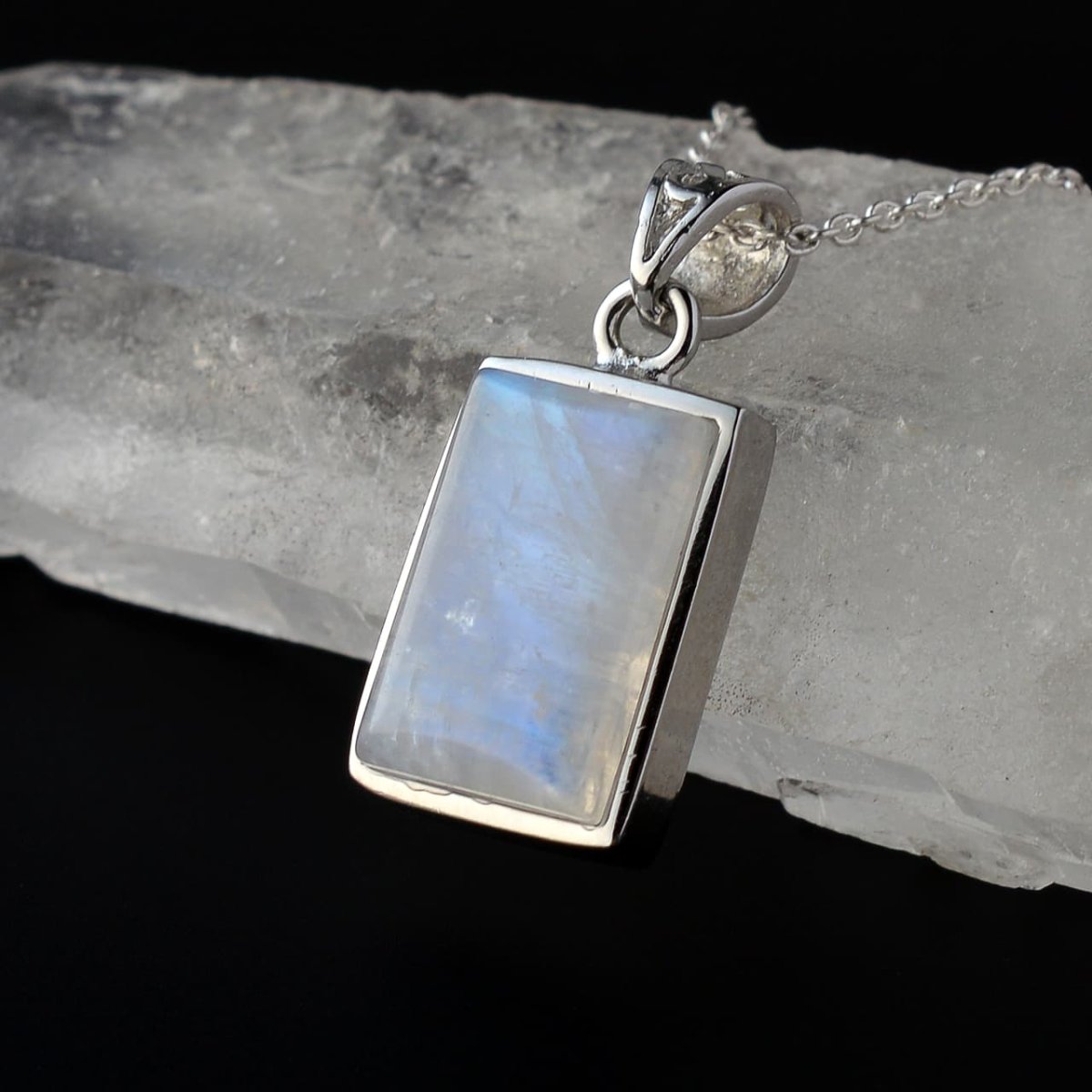 画像2: ムーンストーン(6Aランク) - 約3g、シルバー925あずきチェーン45cm【ケース付】 (2)