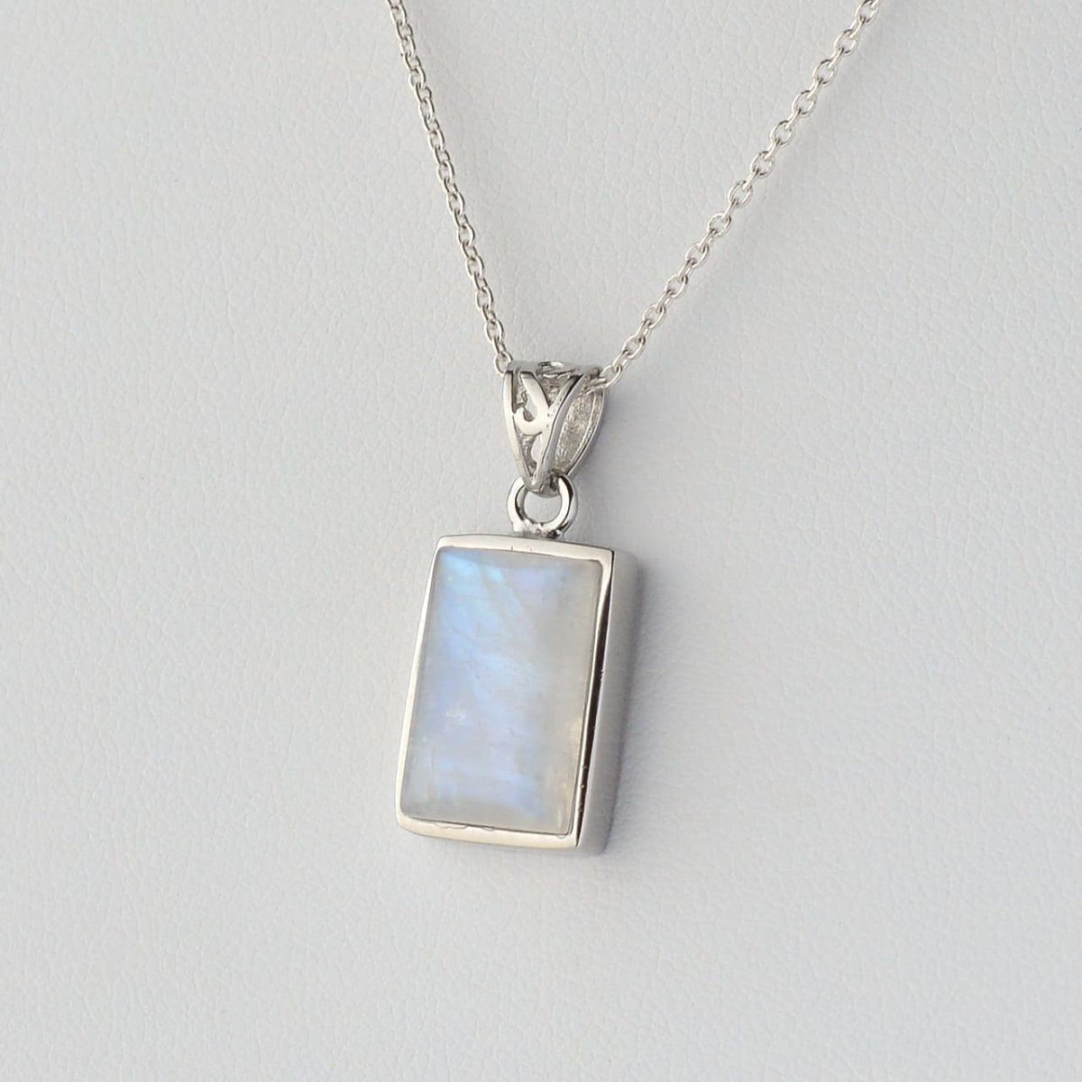 画像4: ムーンストーン(6Aランク) - 約3g、シルバー925あずきチェーン45cm【ケース付】 (4)