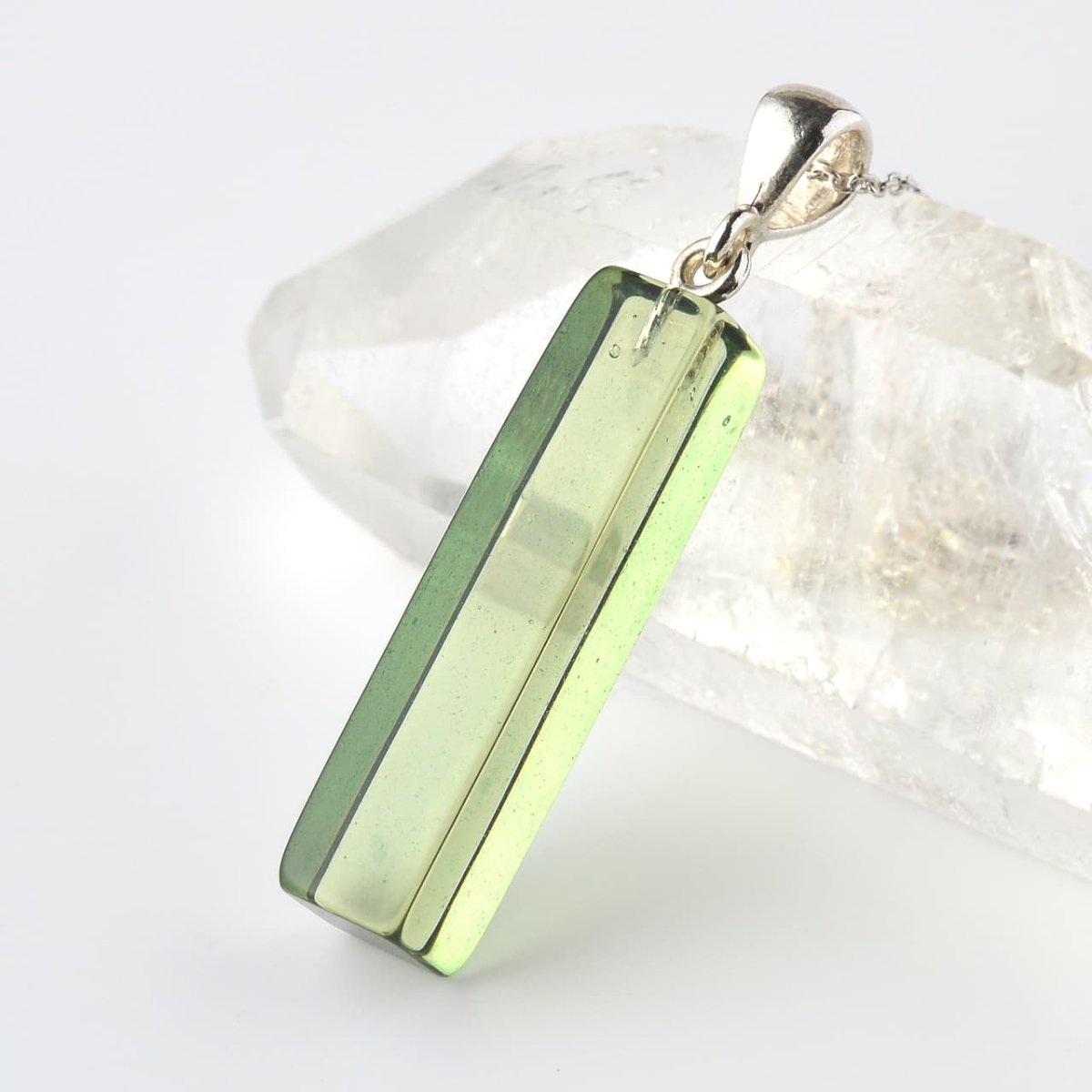 画像3: バルティックグリーンカラーアンバー(琥珀)、バルト海リトアニア産 - 直方体型、約2g、シルバー925あずきチェーン45cm【ケース付】 (3)