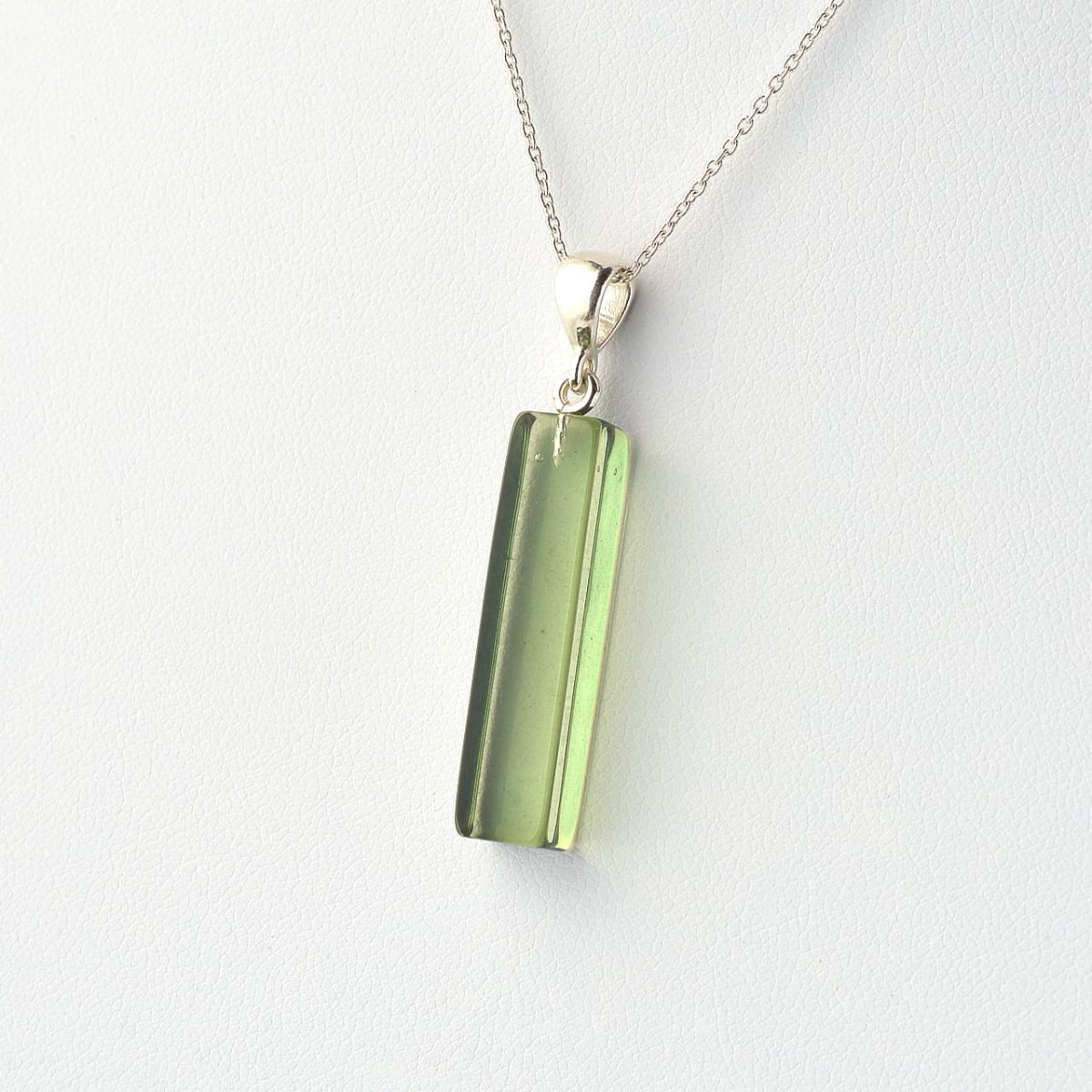 画像7: バルティックグリーンカラーアンバー(琥珀)、バルト海リトアニア産 - 直方体型、約2g、シルバー925あずきチェーン45cm【ケース付】 (7)