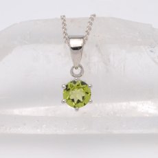 画像1: ペリドット(宝石質3A) - ラウンドファセットカット、約0.7g、シルバー925あずきチェーン45cm【ケース付】 (1)