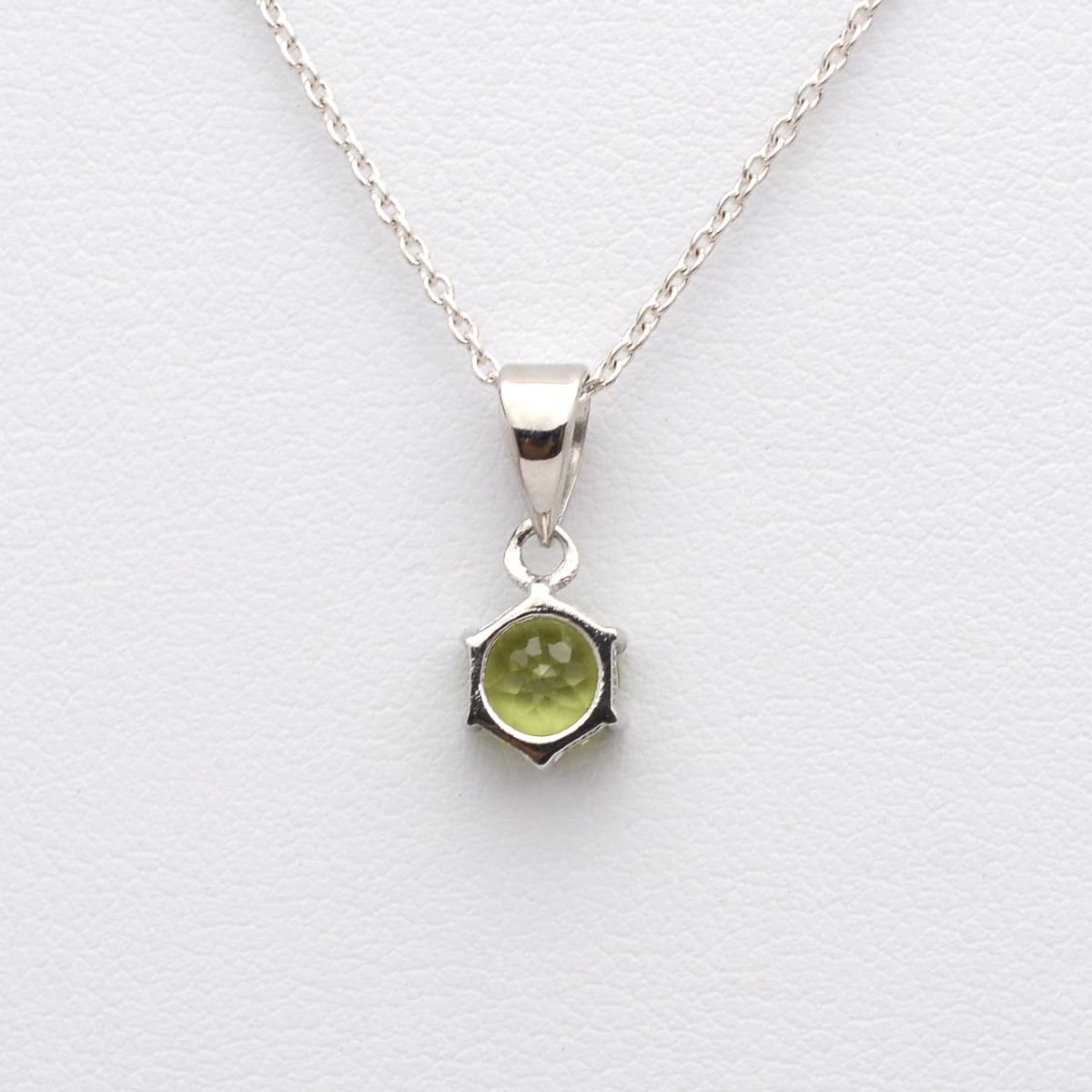画像5: ペリドット(宝石質3A) - ラウンドファセットカット、約0.7g、シルバー925あずきチェーン45cm【ケース付】 (5)